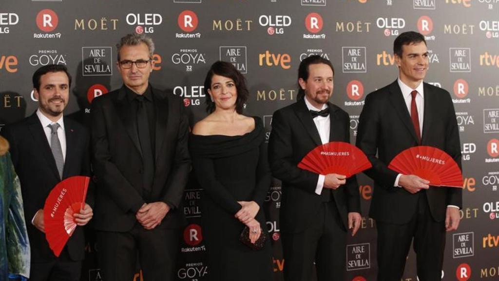 Los vicepresidentes posan con los políticos en los Goya.