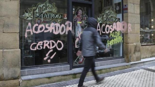 Pintadas en la fachada del negocio del tatuador tras conocerse las denuncias.