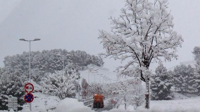 La ronda perimetral de barrios de Teruel ha permanecido cortada por nieve.