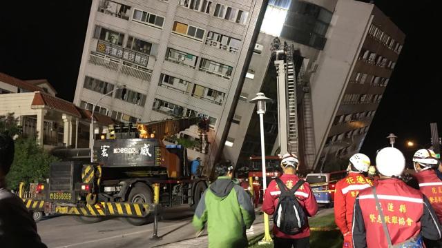 Vista de un edificio dañado tras el terremoto de 6,4 grados de magnitud en la escala de Richter.
