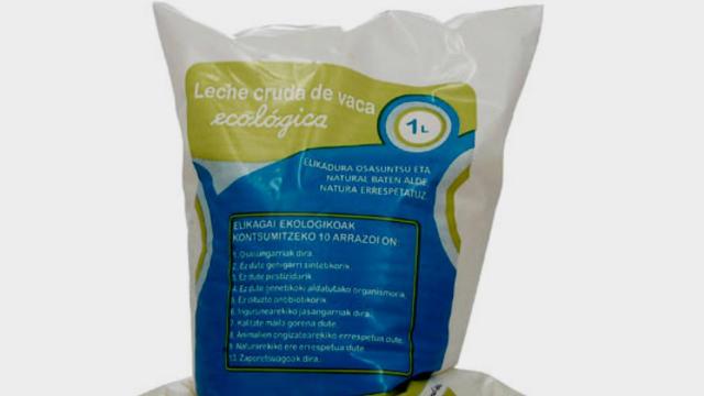 Una bolsa de leche cruda de vaca que se puede adquirir online.