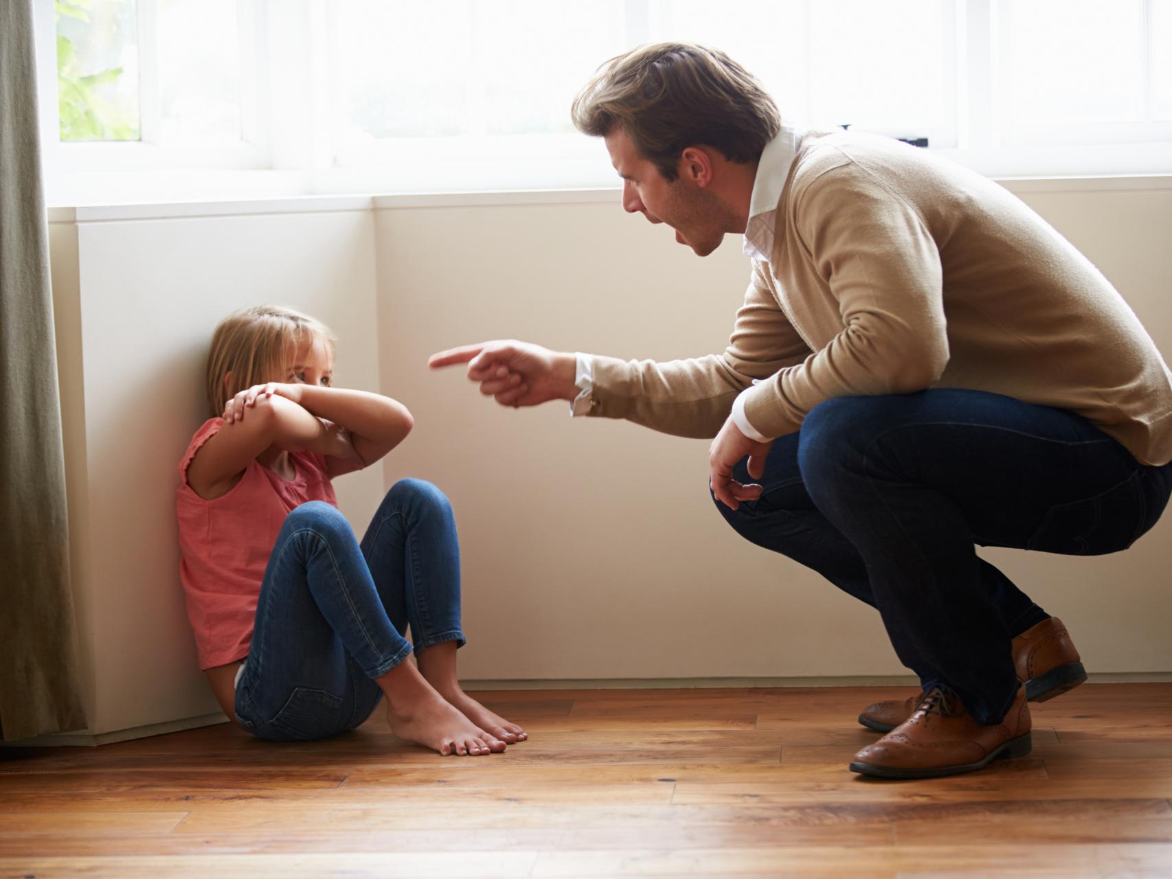 Un padre regaña a su hija.
