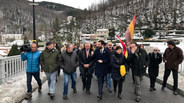 Torrent, quinto por la izquierda, en el homenaje de Prat de Mollóa los exiliados.