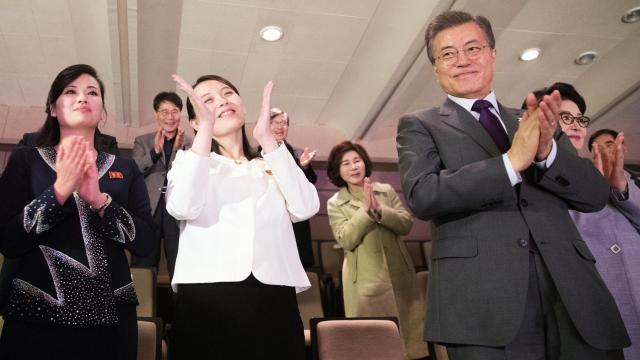 Kim Yo-Jong aplaude durante el concierto que presenció junto al presidente surcoreano.