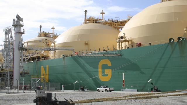 Buque metanero, encargado del transporte de gas.