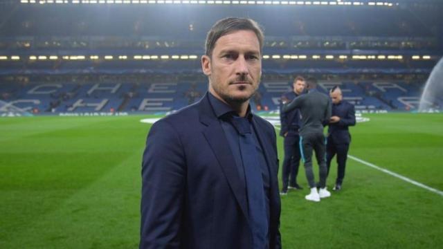 Totti, pisando el césped de Stamford Bridge. Foto: Twitter (@totti).