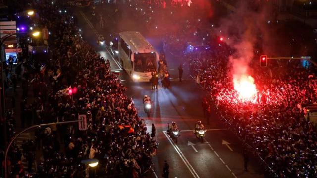 El autobús del Real Madrid llega al Bernabéu.