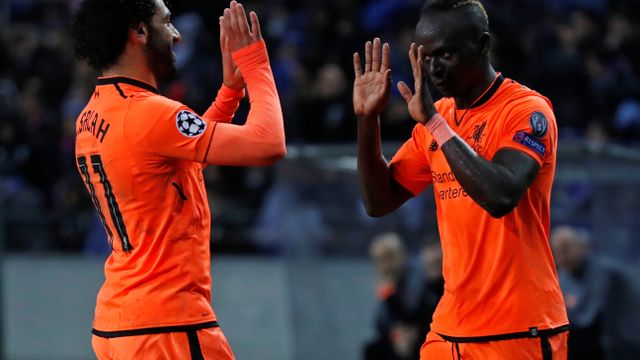 Salah celebra un gol con Mané contra el Oporto.