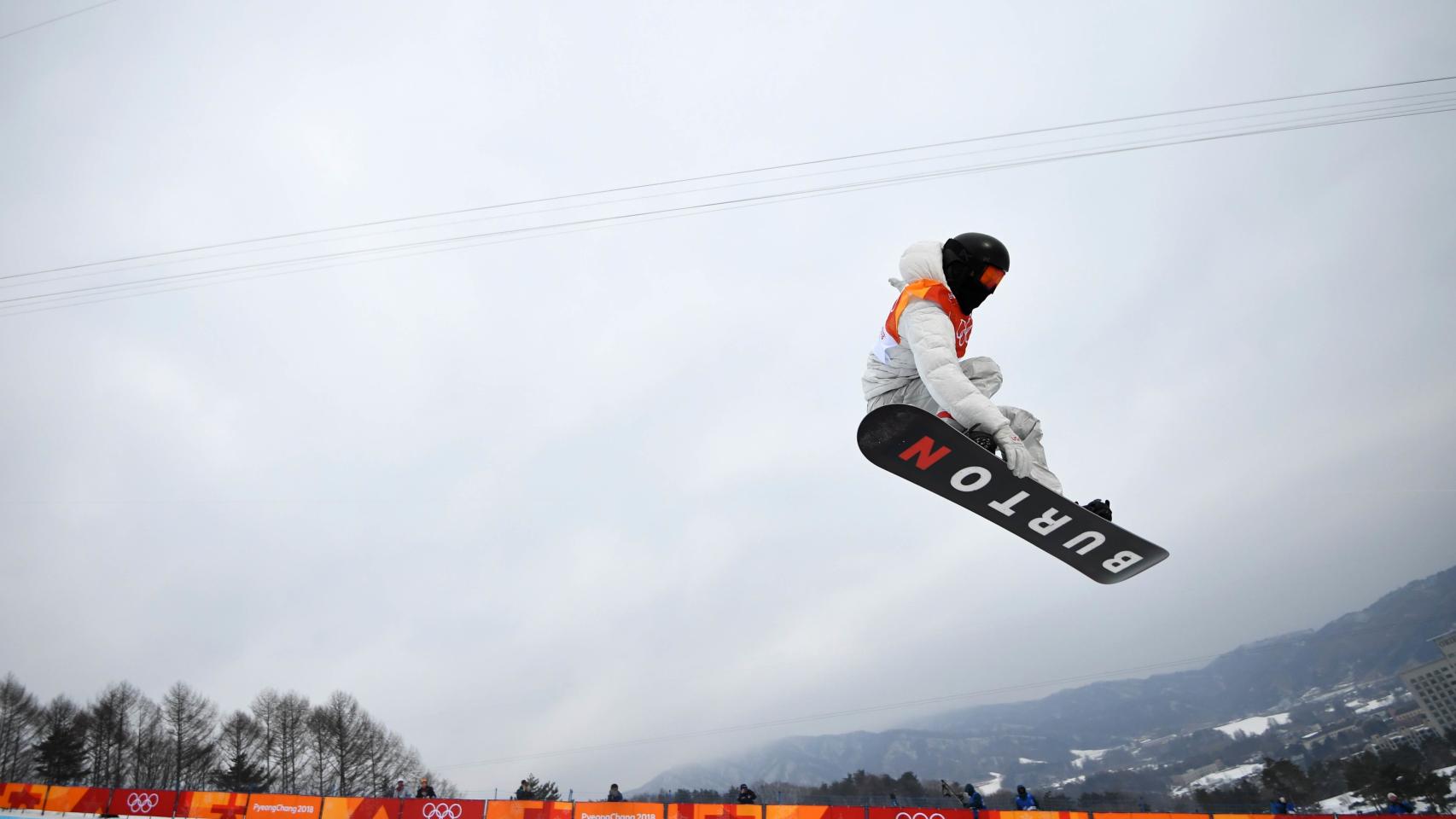 Shaun White durante su ejercicio en la final de halfpipe. / Reuters