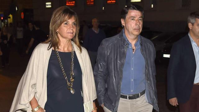 El expresidente de la Comunidad de Madrid, Ignacio González, junto a su pareja, Lourdes Cavero.