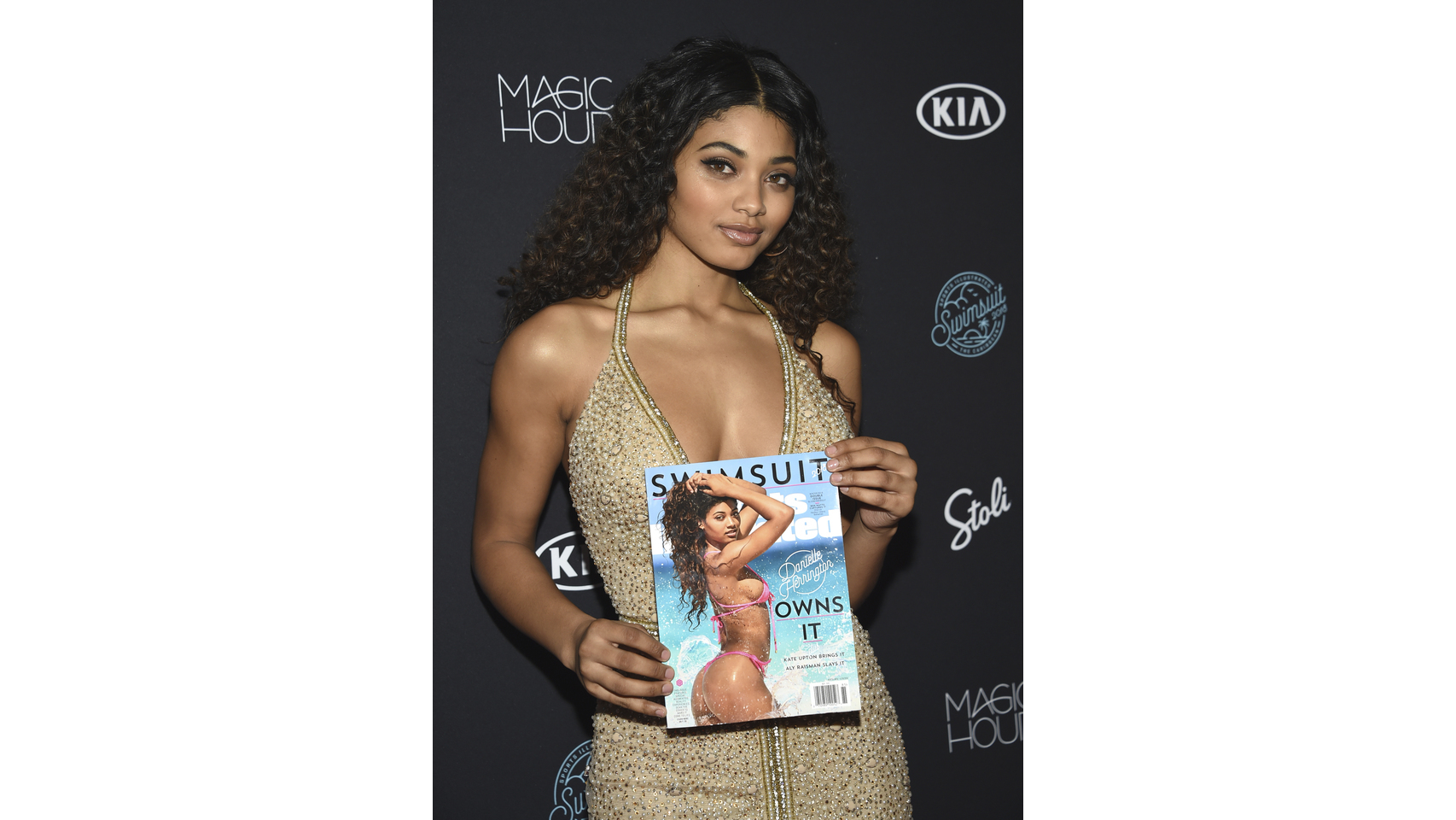 Danielle Herrington durante la fiesta de 'Sports Illustrated' con la portada de la revista de la que es protagonista.