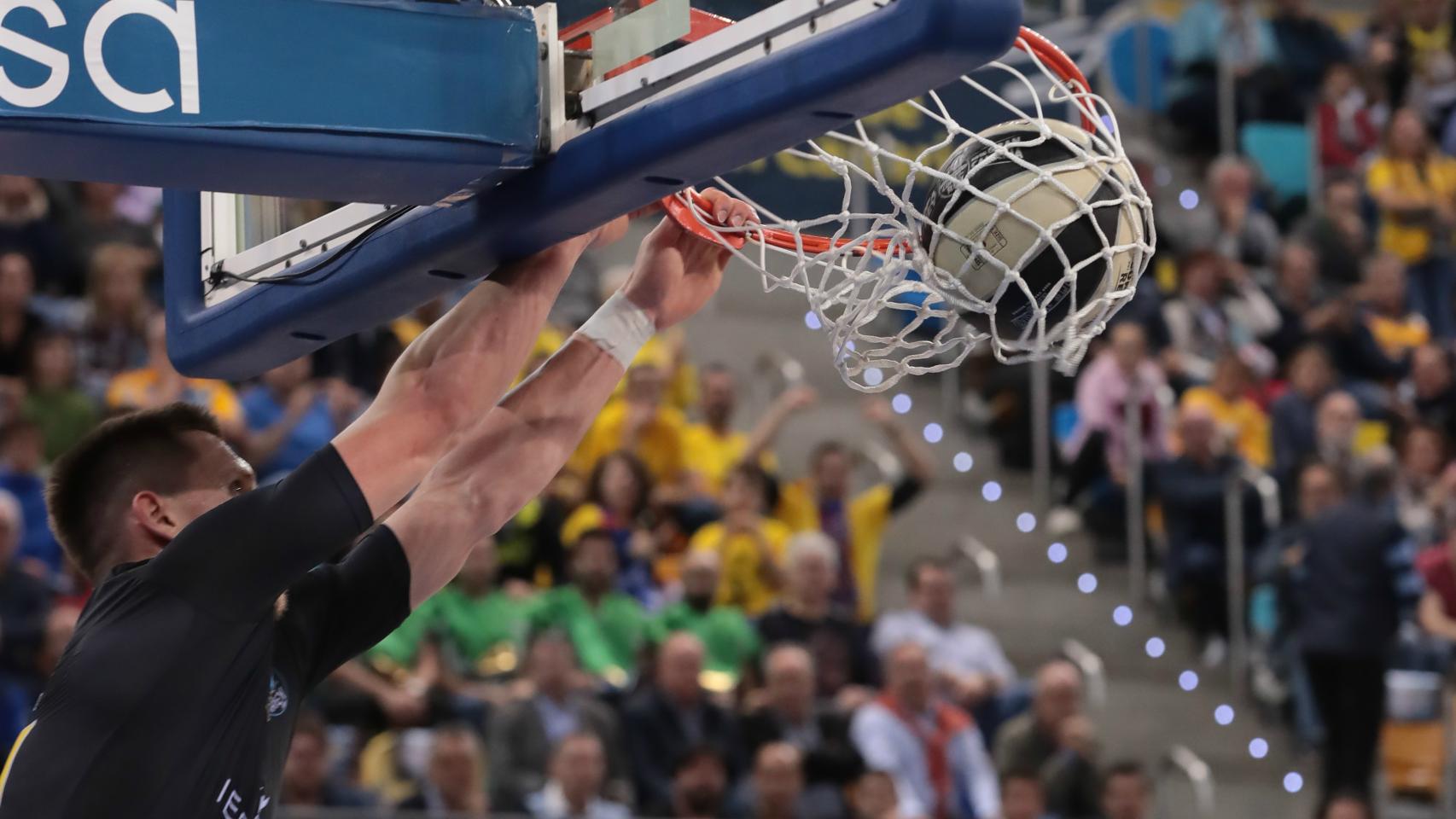 Ponitka machaca el aro con determinación.