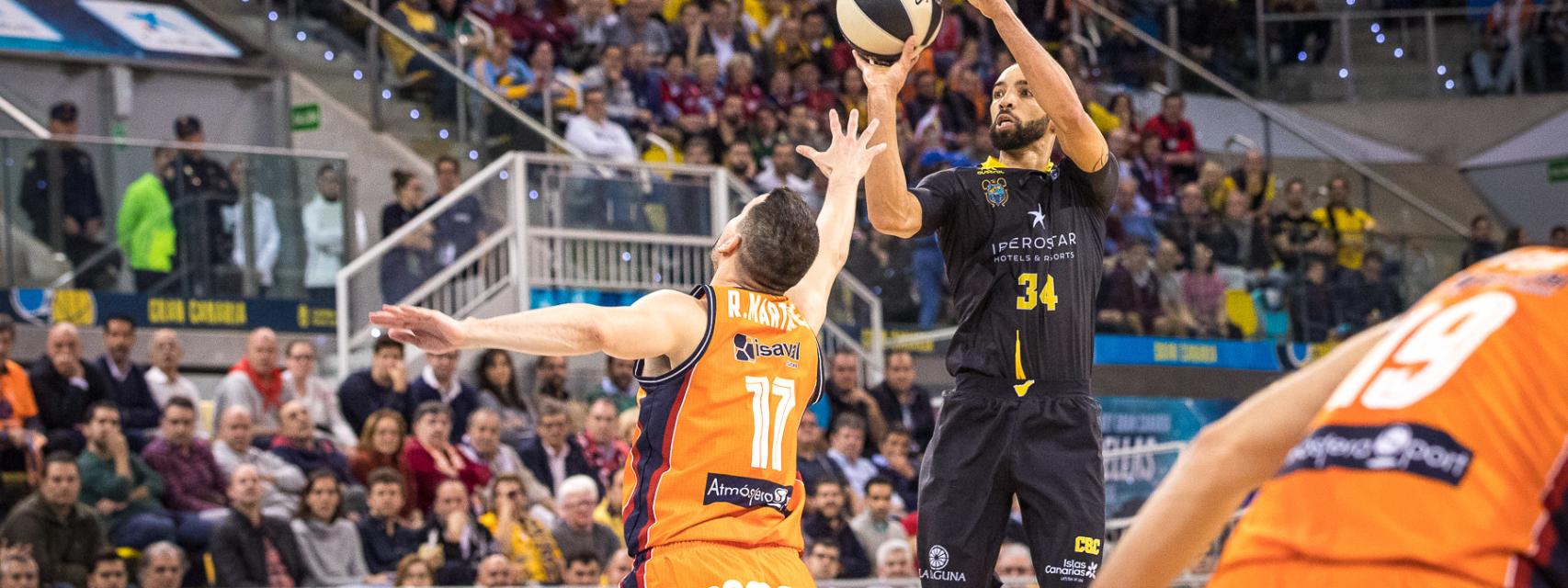 White intenta anotar ante el Valencia Basket.