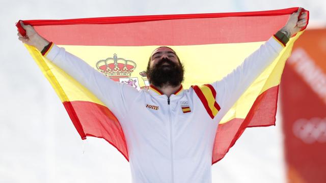 Regino Hernández celebra su medalla.