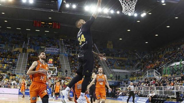 Davin White entrando a canasta. Imagen: twitter (@ACBCOM)