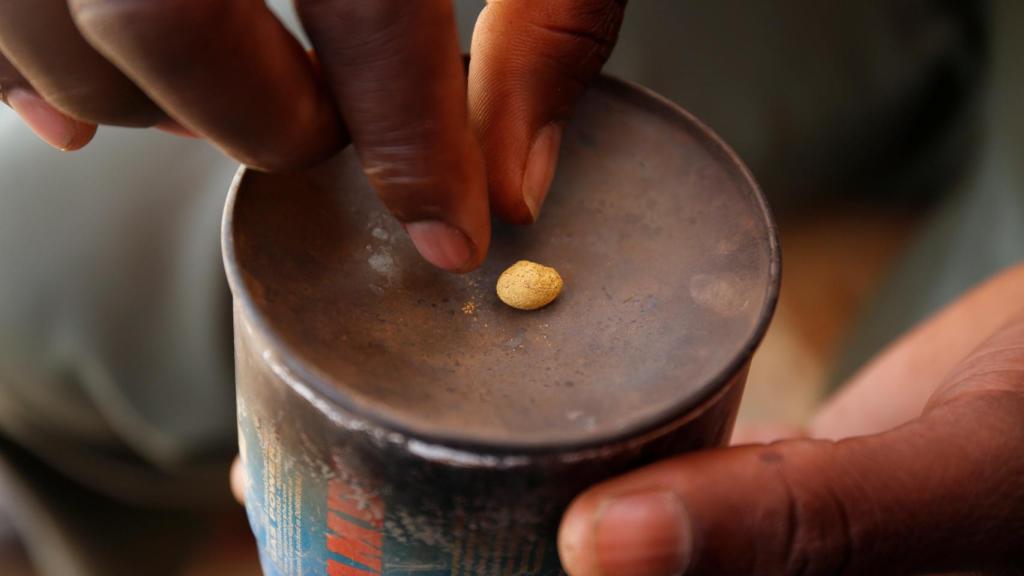 Un buscador de oro tamiza una pepita en Burkina Faso.