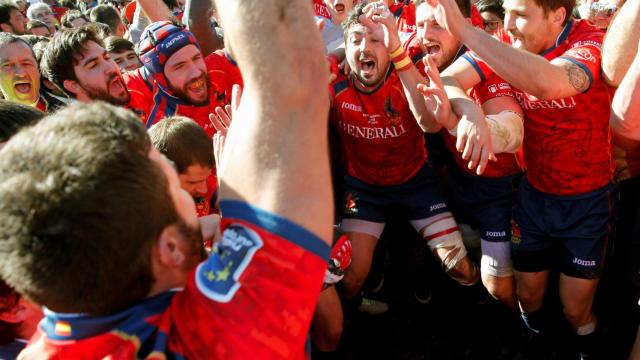 Los jugadores de España celebran su victoria sobre Rumanía en casa.