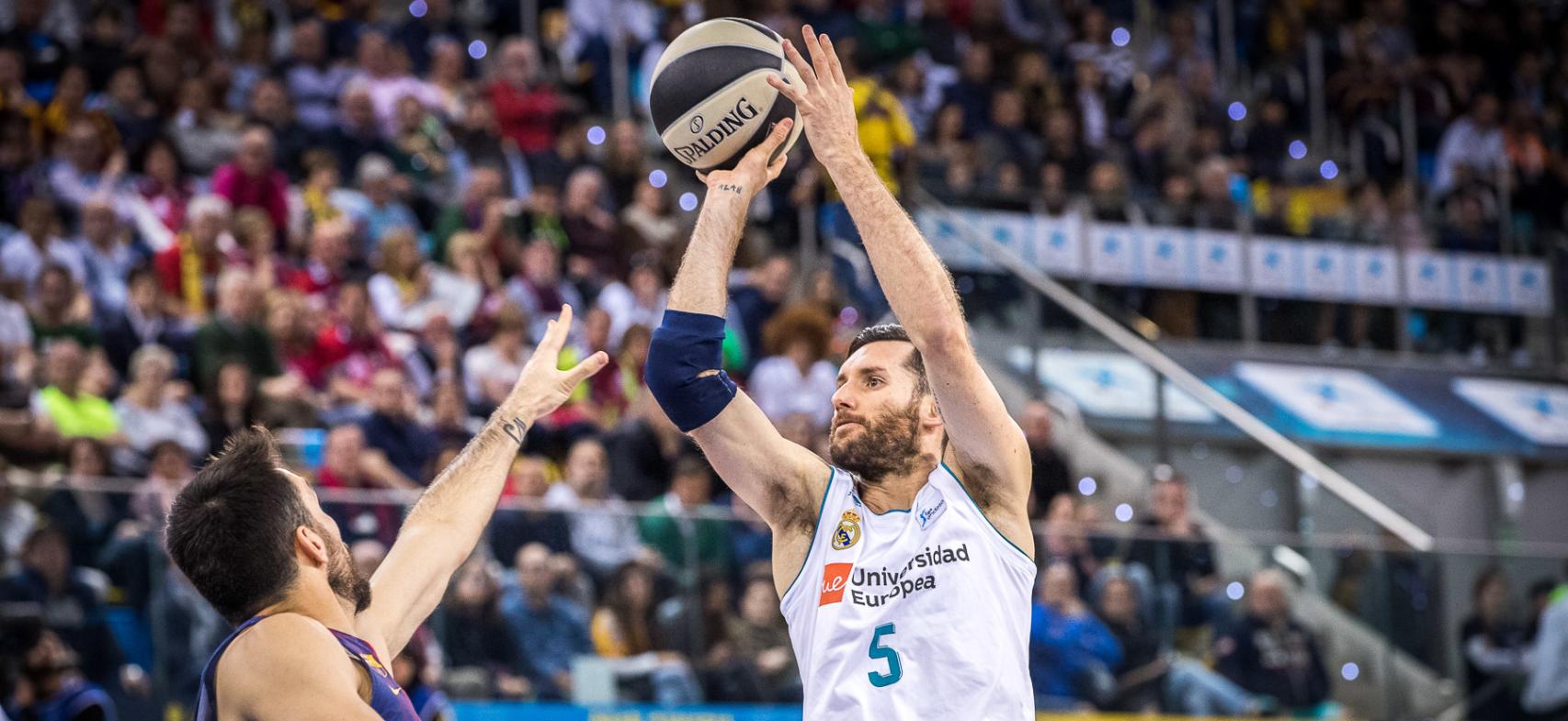 Rudy Fernández intenta anotar ante Oriola.