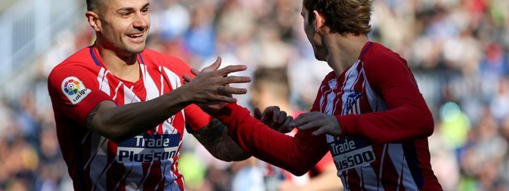 Vitolo y Griezmann celebran un gol.