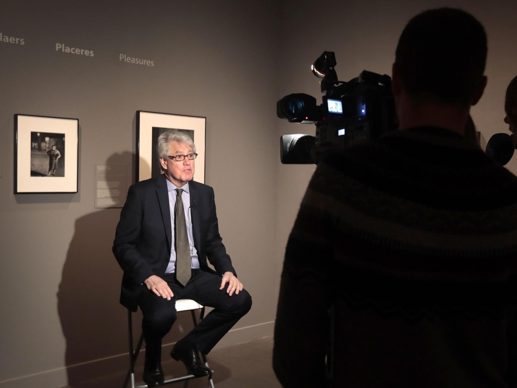 Peter Galassi en las salas de la exposición de Barcelona.