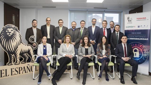 Atrás, de izquierda a derecha, Marco Lozano, área de Empresas y Profesionales de la Dirección de Operaciones de Incibe, José María Hernández Feu, Information Security Officer de Janssen, Guillermo Llorente, subdirector general Seguridad y Medioambiente de Mapfre, Julián Zabala, CEO de Planner Media, Vicente Moscardó, CISO de Bankia, lván Sánchez, CISO de Sanitas, Luis Polo, director comercial de Toshiba, Miguel Ángel Uriondo, jefe de Empresas y Medios de EL ESPAÑOL, Pedro García-Villacañas, head of Presales Iberia de Kaspersky Lab. Sentados, de izquierda a derecha, Sara Muñoz Rubio, Asociada de Adecose, Rosa Kariger, CISO de Iberdrola, Ofelia Tejerina, doctora en Derecho Constitucional por la UCM y Experta en el análisis jurídico de las TIC, Mercedes Bernal, Forensic Technology director de FTI Consulting, Justo López Parra, CISO de la Dirección de Seguridad de Endesa.