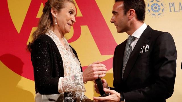 Ponce entrega el galardón a la Infanta Elena