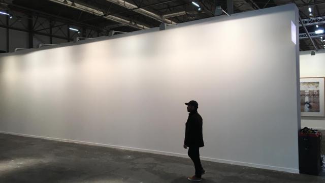 La pared en blanco, donde colgaba el mural de Santiago Sierra, en ARCO.