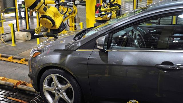 Un robot en una planta de montaje de Ford.
