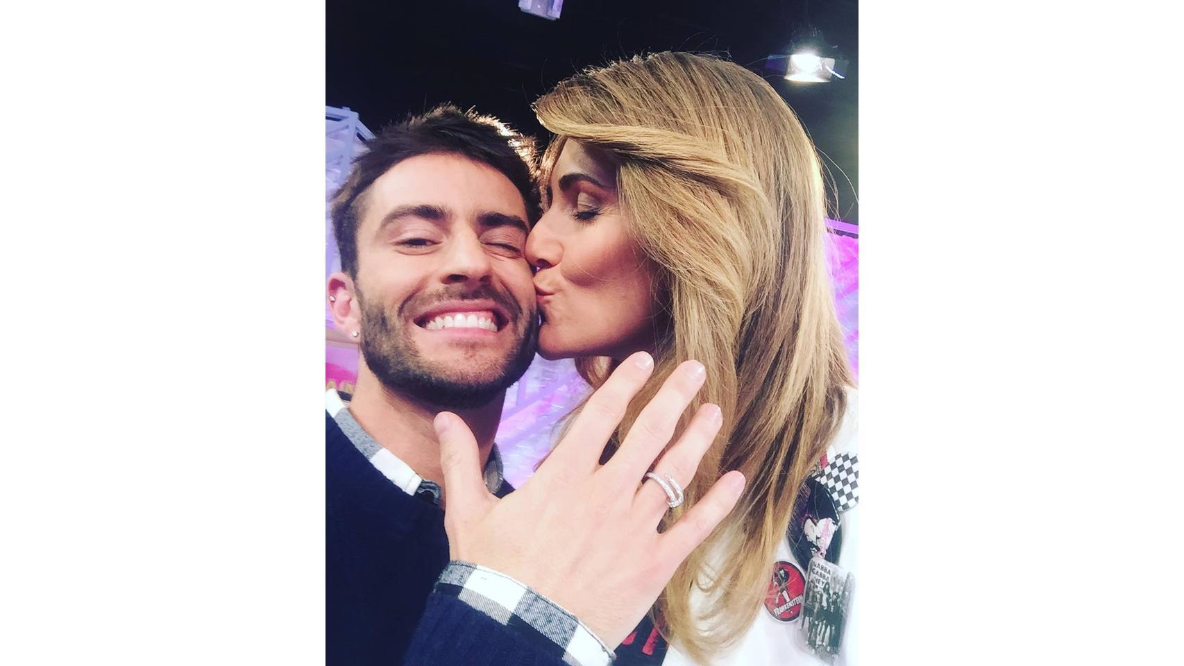 Después de la noticia de la boda de Pelayo, su amiga y compañera Carlota Corrredera felicita al estilista de 'Cámbiame'.