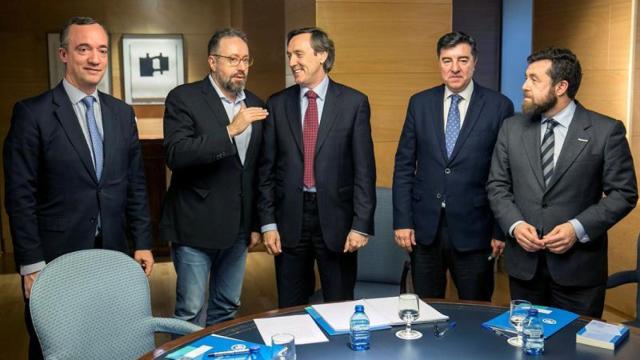 De izquierda a derecha: Francisco Martínez (PP), Rafa Hernando (PP), Juan Carlos Girauta (Cs), José Antonio Bermúdez de Castro (PP) y Miguel Gutiérrez (Cs).