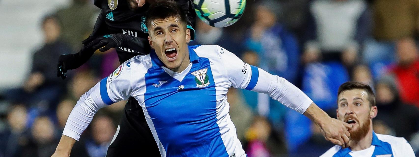 Bustinza intenta llevarse el balón ante Benzema.