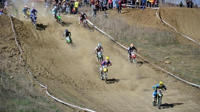 Imagen de una carrera en el circuito de motocross de Cártama.