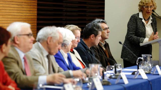 Carmena, en rueda de prensa ante la mirada del Comisionado.