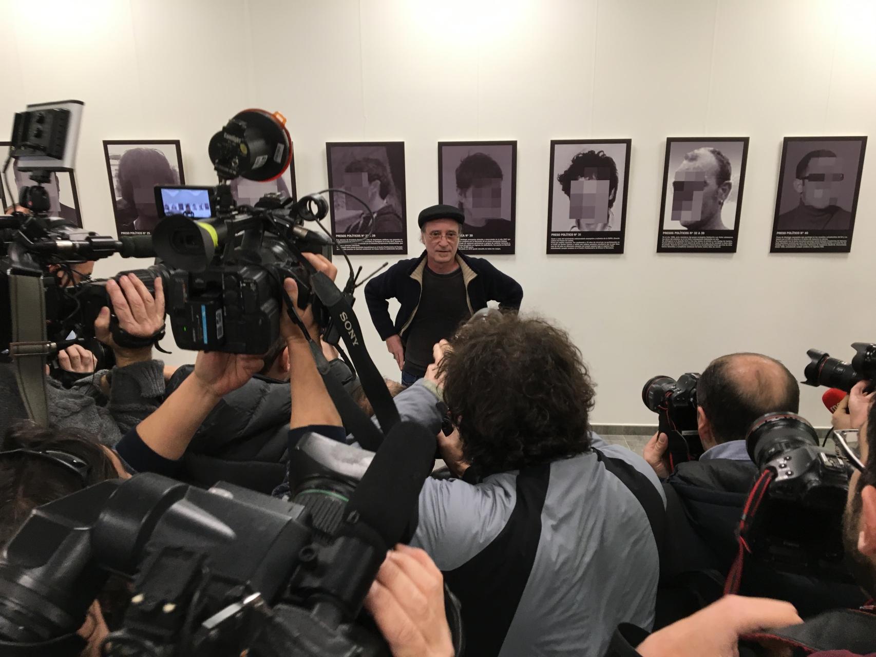 Santiago Sierra ante los medios de comunicación y junto a su obra censurada por IFEMA.