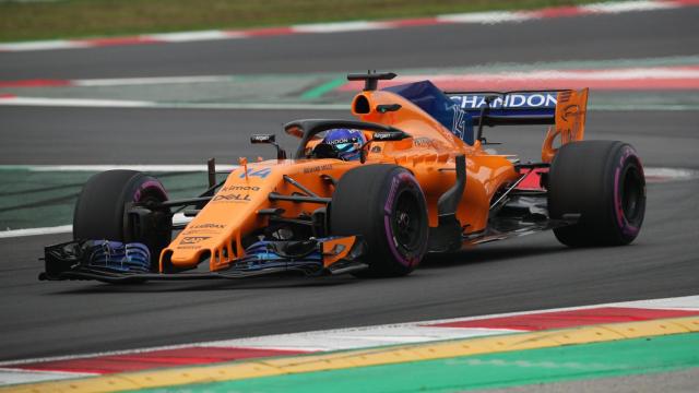 Fernando Alonso rueda en Montmeló.