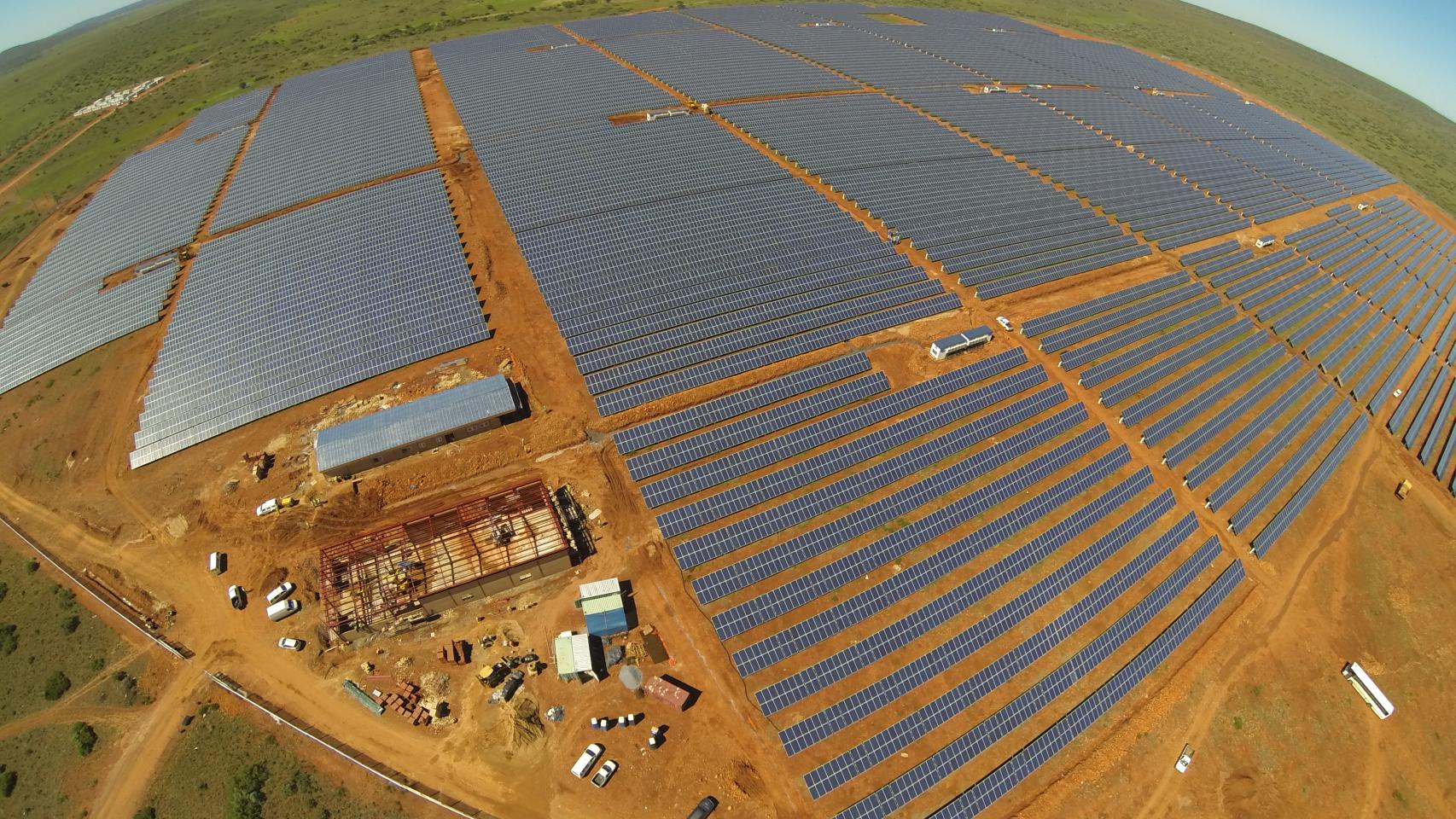 Imagen de una planta fotovoltaica de ACS.