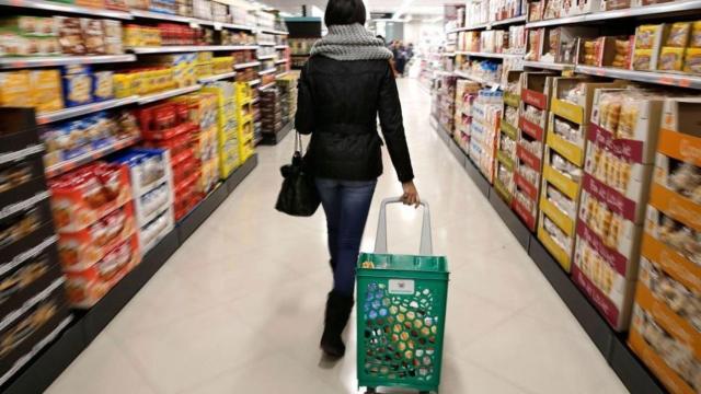 Una mujer hace la compra en un supermercado.