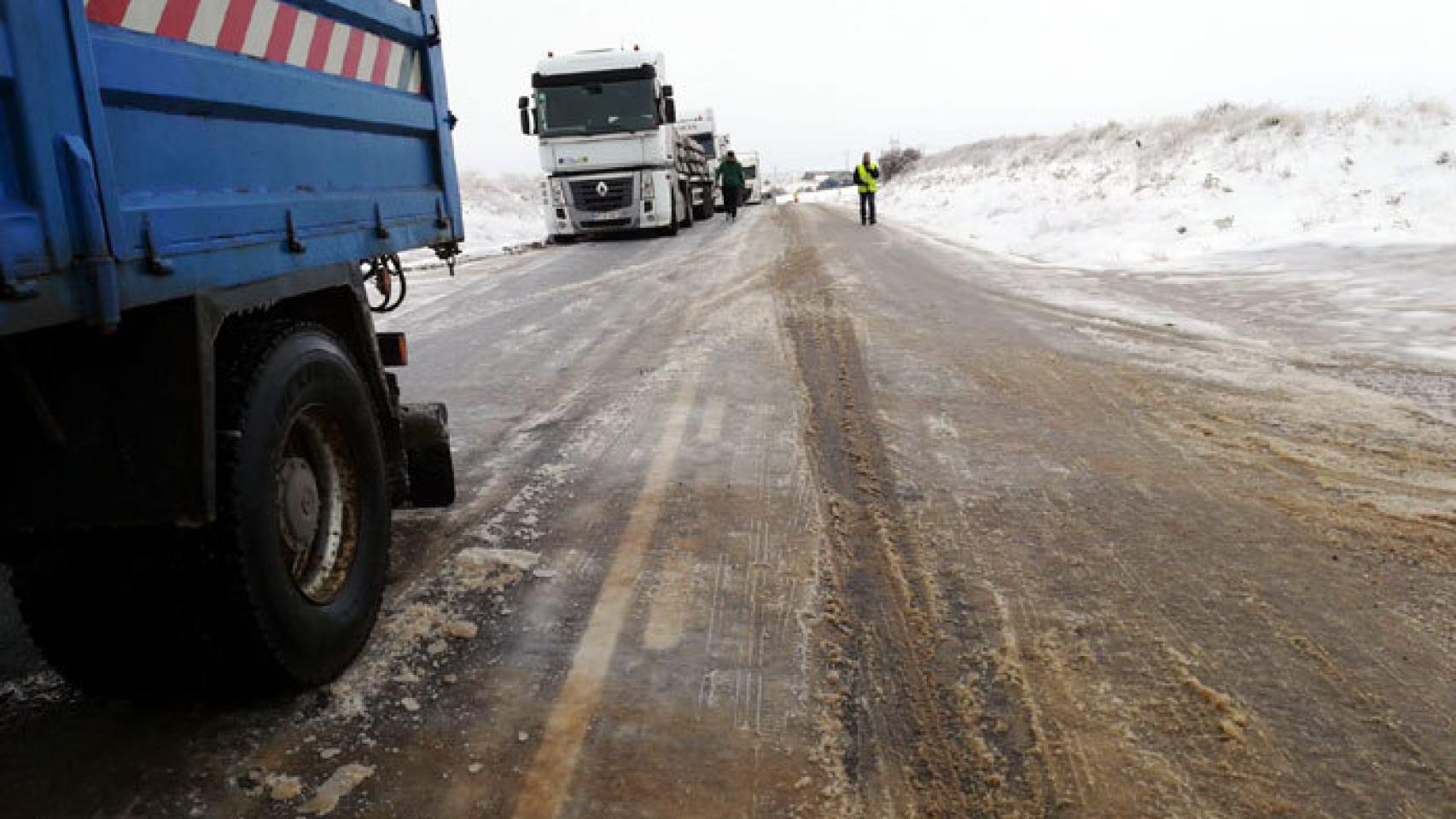Imagen de archivo de una carretera de Zamora afectada por la nieve.