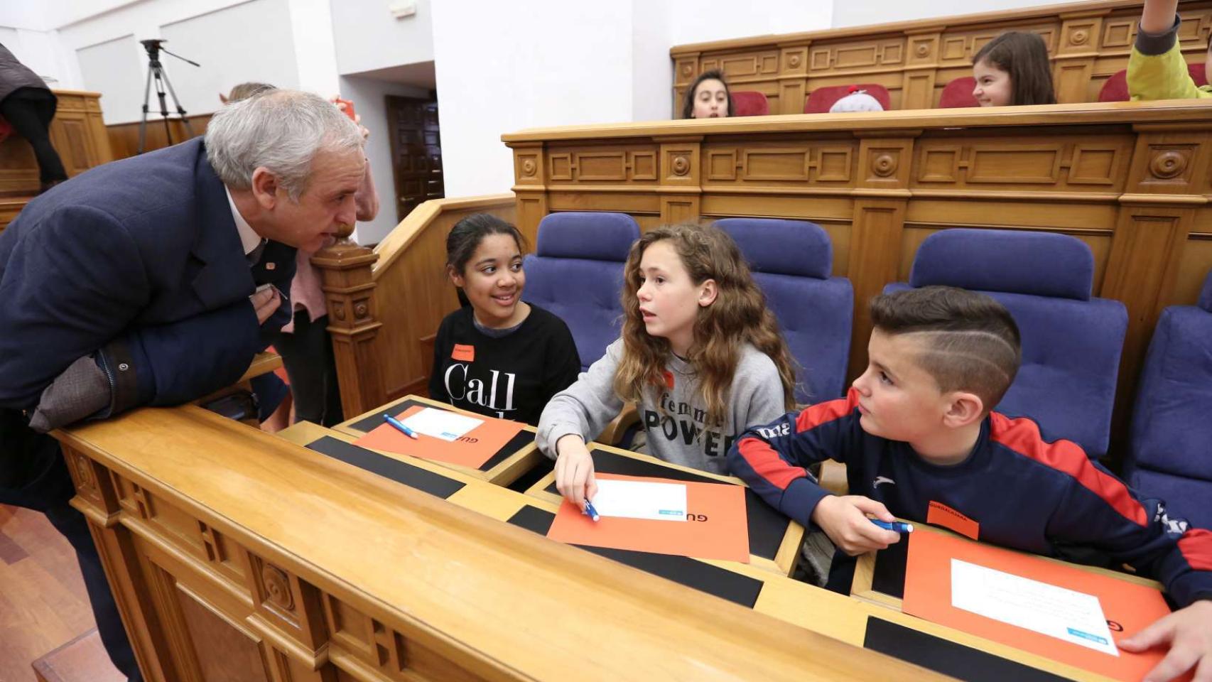 Los niños de Castilla-La Mancha se comprometen en las Cortes a salir a la calle sin miedos 1