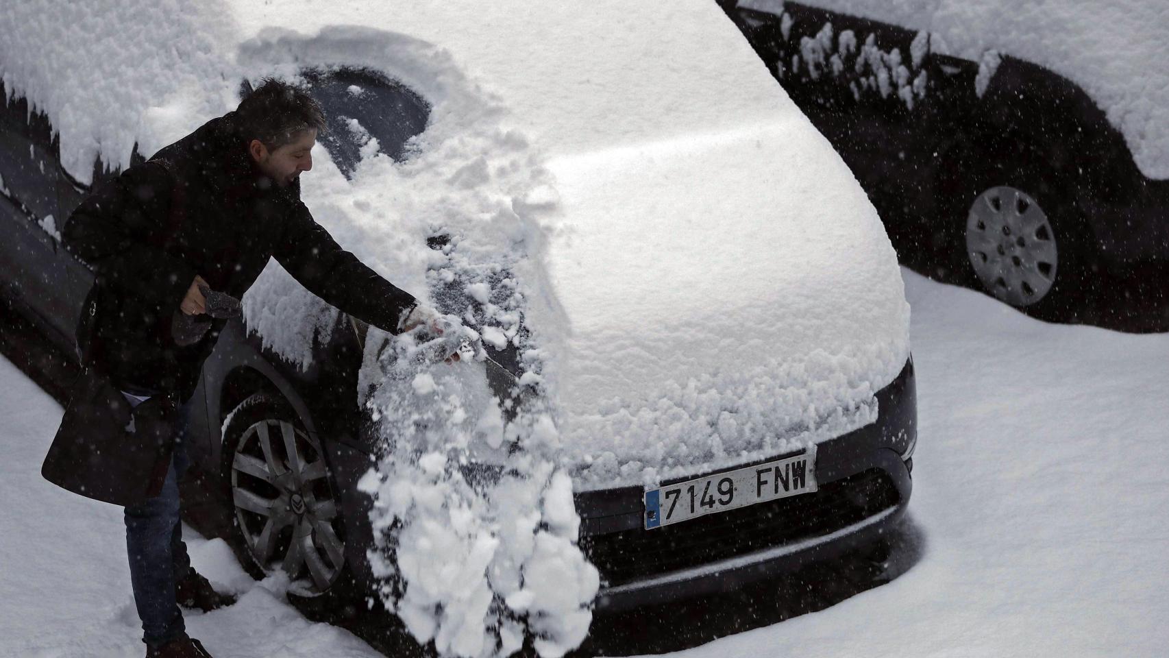 Usar una funda impermeable, encerar la carrocería y lavar los bajos tras una nevada ayuda a preservar pintura, gomas y componentes metálicos.