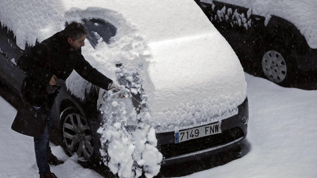 Usar una funda impermeable, encerar la carrocería y lavar los bajos tras una nevada ayuda a preservar pintura, gomas y componentes metálicos.
