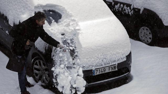 Usar una funda impermeable, encerar la carrocería y lavar los bajos tras una nevada ayuda a preservar pintura, gomas y componentes metálicos.