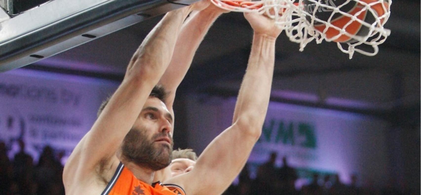 San Emeterio realiza un mate en la ida.