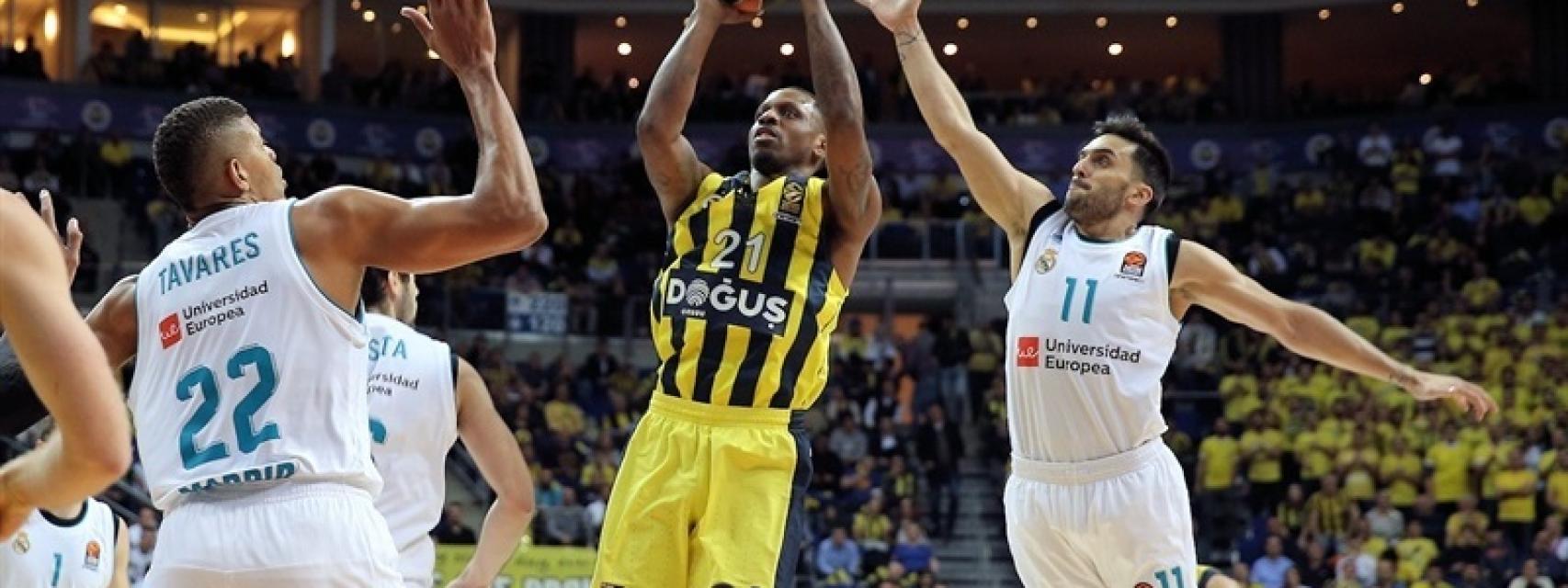 Nunnally intenta anotar ante Campazzo y Tavares en la ida.