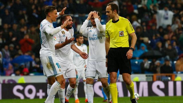 Los jugadores del Real Madrid protestan a Melero López Foto: Pedro Rodríguez/El Bernabéu