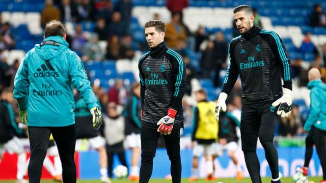 Luca Zidane y Kiko Casilla, sobre el césped del Santiago Bernabéu Foto: Pedro Rodríguez/El Bernabéu