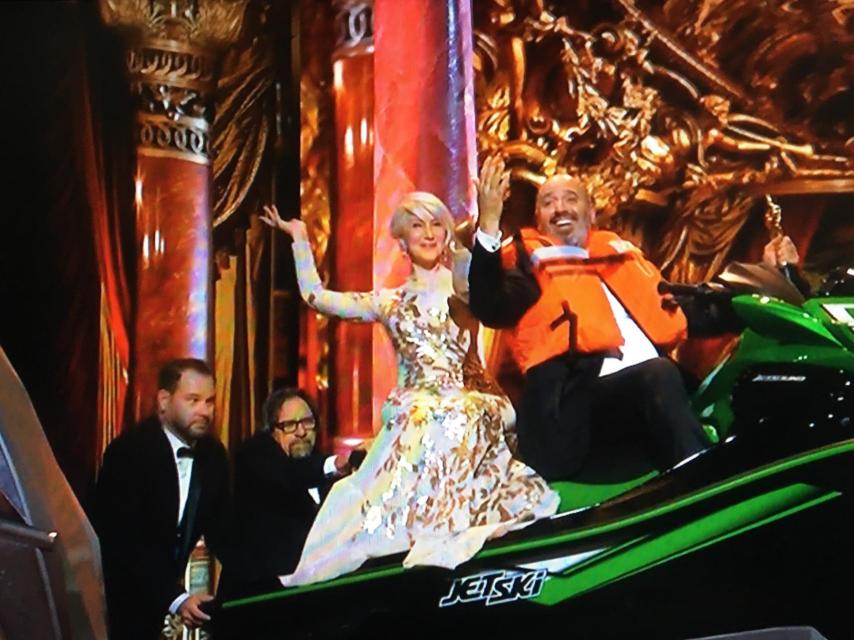 Helen Mirren, de azafata en moto acuática...