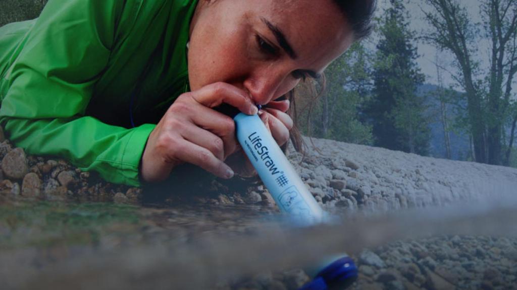 Una persona utilizando LifeStraw.