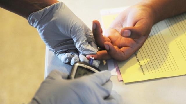 Una persona se realiza un test de glucosa.