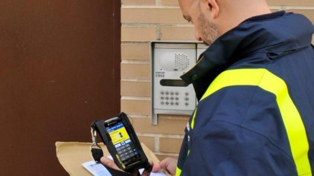 Un cartero reparte correspondencia./